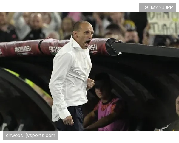 争议瞬间：尤文图斯进球因疑似手球被VAR取消，主帅阿莱格里抗议染黄