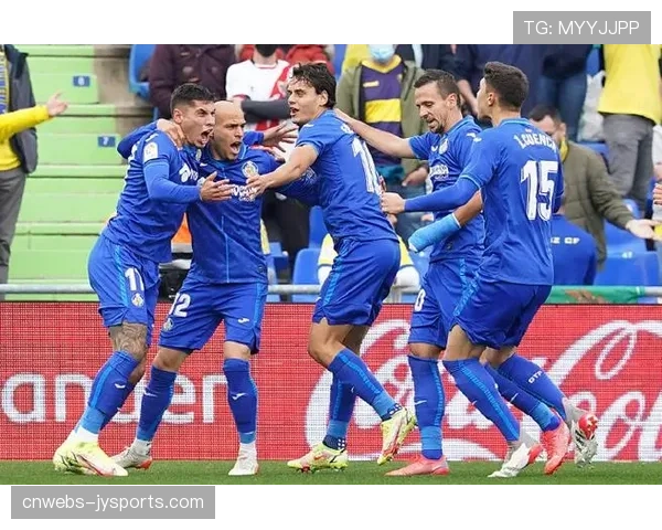 特写：赫塔菲老将于纳尔在训练中反复演练小角度任意球攻门